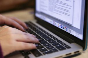 ABD'de g&ouml;&ccedil;men haberleri yapan gazeteciler gizli takibe alındı
