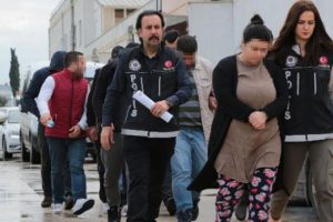 Yakalandılar... &Uuml;stelik eczanede &ccedil;alışıyor!