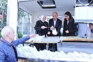 Bursa Milletvekili G&ouml;zge&ccedil; ve Ahmet Murat &Uuml;nal lokma dağıttı