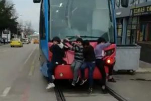 Bursa'da tehlikeli yolculuk y&uuml;rekleri ağızlara getirdi