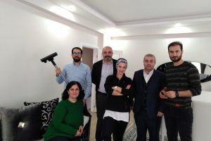 Erkekler mutfağa girdi, kadınlar araba tekeri değiştirdi