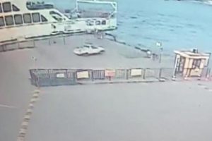 Emin&ouml;n&uuml;'nde aracın denize u&ccedil;ma anı kamerada