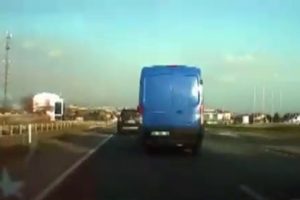 Trafikte makas atarak seyreden kargo aracı kamerada
