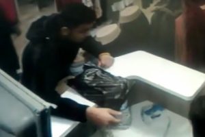 Tırnak&ccedil;ılık yaparken kameraya yakalandı