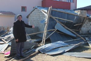 Şiddetli fırtına &ccedil;atıları u&ccedil;urdu