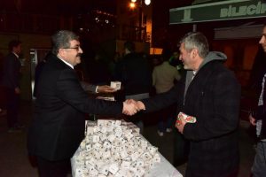 Bilecik Belediyesi'nden kandil simidi ve lokum ikramı