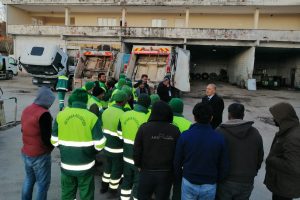 Kırmızı temizlik iş&ccedil;ileriyle g&ouml;r&uuml;şt&uuml;