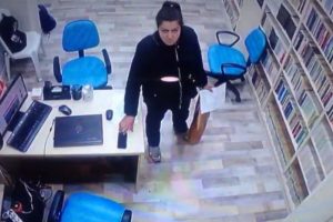 Cami k&uuml;t&uuml;phanesinden telefon &ccedil;alan hırsızlar kamerada