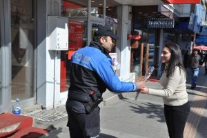 Polis 8 Mart'ta karanfil ve broş&uuml;r dağıttı