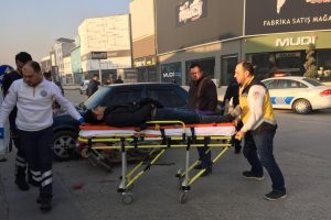 Bursa'da otomobilin &ccedil;arptığı motosikletin s&uuml;r&uuml;c&uuml;s&uuml; yaralandı
