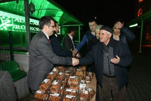 Bursa Yıldırım Belediye Başkan Adayı Yılmaz, kandil simidi dağıttı