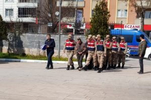 G&ouml;&ccedil;men ka&ccedil;ak&ccedil;ılığından 5 tutuklama