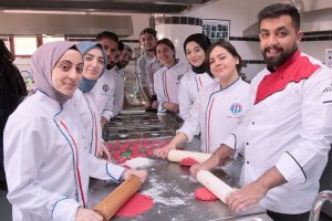 Kadınlar g&uuml;n&uuml;nde 'Şeker hamurundan kurabiyeler'