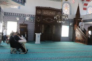 &Ouml;ğrenciler en iyi hutbeyi okumak i&ccedil;in ter d&ouml;kt&uuml;