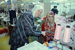 Bursa Milletvekili G&ouml;zge&ccedil;'ten 8 Mart D&uuml;nya Kadınlar G&uuml;n&uuml;'nde fabrika &ccedil;alışanlarına karanfil