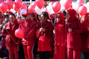 100 kadın, balonlarla T&uuml;rk Bayrağı oluşturdu