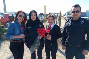 Bursa'da polislerden güllü karşılama
