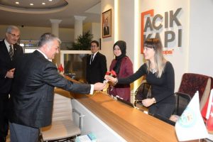 Vali Yazıcı'dan kadınlara karanfil