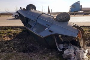 Bursa'da yoldan &ccedil;ıkan ara&ccedil; zeytinliğe u&ccedil;tu