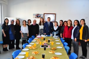 Okul m&uuml;d&uuml;r&uuml;nden kadın &ccedil;alışanlara '8 Mart' jesti