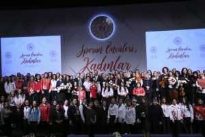 Gen&ccedil;lik ve Spor Bakanı Kasapoğlu, sporun &ouml;nc&uuml; kadınlarıyla buluştu