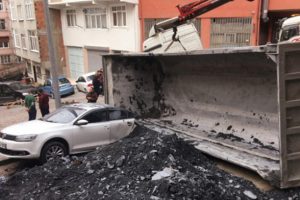 Hafriyat kamyonu otomobilin &uuml;zerine devrildi!
