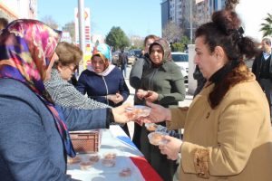 Kadınlar tatlı dağıttı