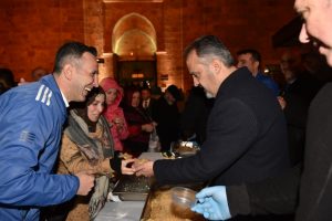 Bursa B&uuml;y&uuml;kşehir Belediye Başkanı Aktaş elleriyle helva dağıttı