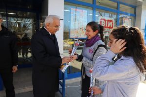 G&ouml;ky&uuml;z&uuml;nden y&uuml;zlerce karanfil yağdı