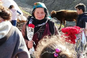 &Ouml;ğrenciler g&ouml;&ccedil;ebe kadınlara karanfil dağıttı
