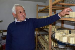 Evinin bah&ccedil;esinde eşek &ccedil;iftliği kurdu