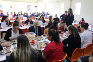 Kıl&ccedil;daroğlu tabldottan yemek yedi, karanfil hediye etti