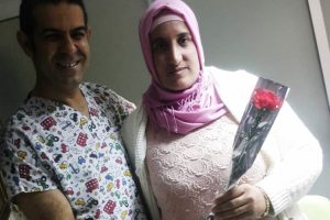 Kadın hastalarını karanfille karşıladı