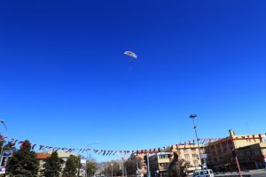 Kadınların başına &ccedil;i&ccedil;ek yağdı