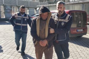 Alkoll&uuml; koca dehşeti: Eşini bı&ccedil;aklayarak ağır yaraladı