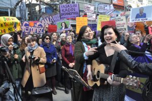 500 kadından m&uuml;zik eşliğinde '8 Mart' kutlaması