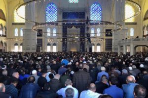 Cuma hutbesi: Kadını mağdur, mazlum duruma d&uuml;ş&uuml;rmek vebaldir