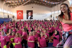 600 kadından pembe tiş&ouml;rtl&uuml;, zumbalı kutlama