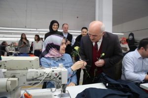 Başkandan kadınlara &ccedil;i&ccedil;ekli kutlama