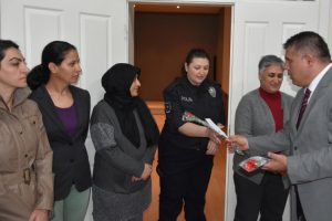 Kadın polislere pastalı kutlama
