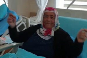 B&ouml;brek hastaları i&ccedil;in gitar &ccedil;alıp şarkı s&ouml;ylediler