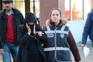 Kadın hırsızları izinli polis yakaladı