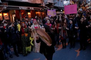 Binlerce kadın 8 Mart Feminist Gece Y&uuml;r&uuml;y&uuml;ş&uuml; i&ccedil;in bir arada