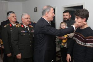 Bakan Akar ve komutanlardan taziye ziyareti