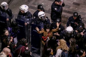 İstiklal Caddesi'nde kadınlara polis m&uuml;dahalesi!