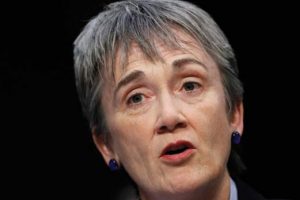 Heather Wilson istifa edeceğini a&ccedil;ıkladı! İşte sebebi...
