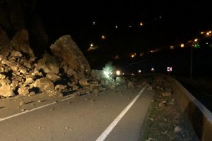 Heyelan nedeniyle yol ulaşıma kapandı