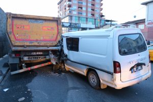Minib&uuml;s hafriyat kamyonuna arkadan &ccedil;arptı