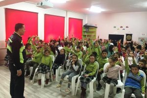 İlkokul &ouml;ğrencilerine trafik eğitimi