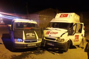 CHP'nin se&ccedil;im aracı kaza yaptı: 7 yaralı